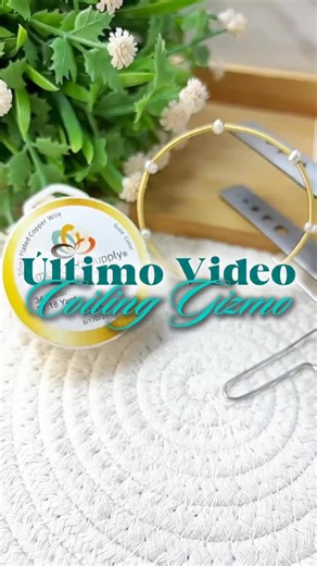 Hoy te dejamos el último video de la Serie del Coiling Gizmo, esperamos te haya gustado los 4 videos, donde te enseñamos los diferentes usos en diferentes accesorios. . 📹Video número 4 Combinación . ✅ Coiling Gizmo ✅ alambre calibre 26 ✅ Perlas ✅ Pinzas de corte, mandril 6 en 1, punta plana . Si te gusto háznoslo saber en nuestros comentarios y no olvides seguirnos en todas nuestras redes sociales aparecemos @americraftsupply allí encontrará muchos videos para trabajar con los alambres y herram