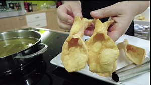 CHIACCHIERE e CANNOLI fritti UNICO IMPASTO per 2 Dolci dì Carnevale 🍭 ‼️VIDEO APPENA PUBBLICATO QUI 👉 https://youtu.be/pdEuyeRMtkk 👇CONTINUA A LEGGERE👇 Il dolce più diffuso in Italia per Carnevale, le Chiacchiere o come si chiamano in altre regioni Cenci, Frappe, Crostoli… etc. Questa è una ricetta ultra collaudata, ricca dì BOLLE e FRIABILISSIME! Ma non solo con lo STESSO IMPASTO vi mostro come realizzare i Cannoli fritti, tipo i CANNOLI SICILIANI (molto simili) altrettanto bollosi e friabi