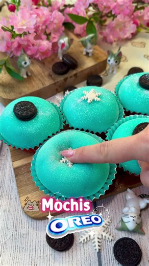 🩵MOCHIS DE OREO 🌸 ⁣ 🌸Estoy recreando mis recetas más virales para empezar el año… y hoy le toca el turno a los mochis de oreo 😍. Más de 4M de personas guardaron esta receta… y tengo que decir que esta versión oreo puede ser fácilmente mi favorita ⁣ 🌸INGREDIENTES ➖100 gr de harina de arroz glutinoso (NO SE PUEDE SUSTITUIR) ➖ 35 gr de maicena ➖ 6 gr de endulzante yummy ( o 60 gr de azúcar) ➖ 180 ml de leche ➖ 20 gr de aceite de coco (o mantequilla) ➖ Colorante azul ➖ 250 ml de nata para monta