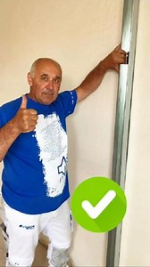 #tipy #tipsforbeginners #sadrokarton #skolasuchevystavby #drywall #plasterboard Kdy používat pěnové napojovací těsnění (akustický pásek)? 🤔 ✅️ Především v případech, kdy chceme omezit přenos hluku skrz konstrukce. ✅️ Hodí se i pro vyrovnání nerovností podkladu pod obvodovým UW profilem. ✅️ Patří na všechny kovové prvky podkonstrukce, které se dotýkají okolních konstrukcí (tzn. profily, přímé závěsy, stavěcí třmeny apod.) Jak na montáž příčky: 👉 https://bit.ly/4hDjp4B nebo u nás na kurzu: 👉htt