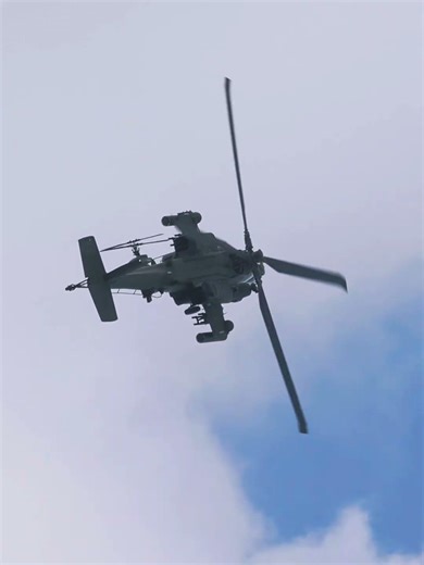 The Apache features an under-fuselage M230 30mm chain gun, which can be slave-steered to sync