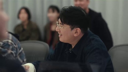 ABSURDO! Fãs estão condenando as atitudes do Bang PD após cena em documentário do BTS que mostra que, apesar de ter pedido por uma reunião para discutir sobre o novo álbum do grupo no processo de produção, ele não pareceu se importar e agiu de forma fria e grosseira ao ouvir as opiniões de j-hope, por exemplo. Fãs comentaram: "A parte mais bizarra é que eles nem parecem perceber o quão opressivo é esse comportamento, e ainda colocam isso no documentário. O CEO finge ser democrático, mas sempre a