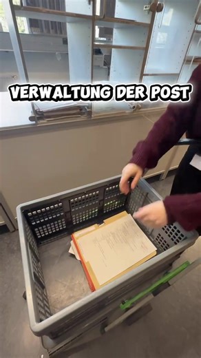 🚨 Jahrespraktikum (FOS) 2026 / 2027 🚨 Dein Praktikum im Polizeipräsidium Frankfurt Das Jahrespraktikum mit dem Schwerpunkt „Wirtschaft und Verwaltung“ dient zum Erwerb der Fachhochschulreife (FOS) im Rahmen des dualen Systems der Fachoberschule (an drei Tagen) oder auch als Praxisjahr in Vollzeit nach Erwerb des schulischen Teils der Fachhochschulreife. Das Praktikumsjahr wird im Polizeipräsidium Frankfurt absolviert. 🚓 Im Rahmen des Praktikums kannst du vielfältige Einblicke in den Polizeibe