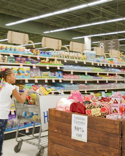 ❝It means a lot, giving back to the community.❞ The Thunder and Homeland Stores teamed up to treat the Ponce family to a shopping spree, with special guest Thomas Sorber surprising the family with a clutch assist down the aisles 🛒 | Oklahoma City Thunder