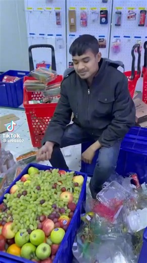 عنايتكم مقيم من احد الجنسيات الآسيوية يقوم بالإضرار في المواد الغذائية في السعودية ويعمل لدى احدى الشركات ويقع في اكثر من مخالفة يرجى العلم انهُ غير مقيد باللبس الصحي مثل "القفازات او كمامة" @ksa_90x @Saudi_FDA @security_gov #تم_القبض #فساد @kamnapp @MOISaudiArabia