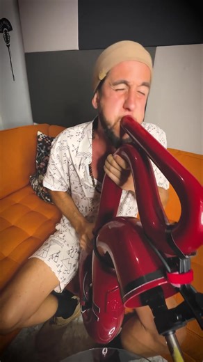 @walkofftheearth takes the Major Saxo-Didge to a whole new level with his beatboxing skills! 🎶🎁 #SaxoDidge #WalkOffTheEarth #Beatboxing #Didgeridoo