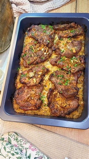 Pyszna i soczysta karkówka pieczona na kapuście kiszonej - aromatyczne danie prosto z piekarnika!