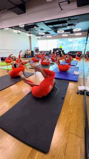 Начни сегодня, чтобы через год сказать: «Вау, я это сделала! Сегодня — это единственный день, который есть у твоего будущего «я». Год — это 365 возможностей изменить сценарий. Первая — сейчас. Я знаю, как страшно сделать шаг. Как кажется, что «все уже умеют, а я нет». Что в зале будут смотреть. Что ничего не получится. Поэтому я создала пространство, где это страх растворяется. Камерная студия LIBDO в 3-х минутах от Маяковской — это место, где нет места стыду, а есть только поддержка, понимание 