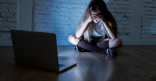 Maioria dos jovens vítimas de cyberbullying não procura ajuda dos adultos, alerta Ordem Psicólogos