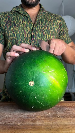 ¡¡WATERMELON LOLIPOP 🍉 !! No te pierdas la oportunidad de probar esta receta tan simple como deliciosa. Aunque parece un poco rara, la combinación es perfecta. Te apuntas? INGREDIENTES Sandía Chocolate sin azúcar Yogur Pistachos No se debe congelar. Solo lo llevo unos minutos al congelador para que la capa Fina de yogur se quede firme y se pueda bañar en el chocolate #watermelon #sandia #lollipop #lollipops #chocolate #chocolat #chocolates #choco #chocolatelover #vegetariano #instafood #recetas