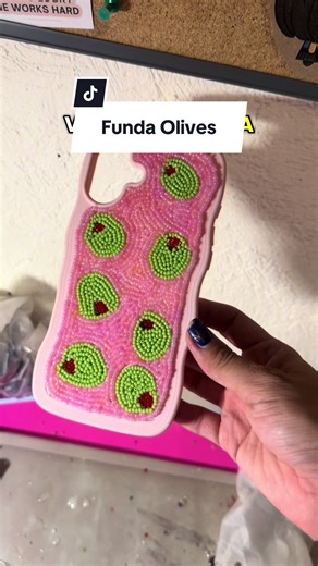 Funda hecha a mano con chaquira y resina