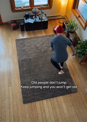 Power and agility are some of the first things that disappear as we age. By incorporate light jumping activities into your training, you’ll help keep the older version of you at bay. #healthyaging #fitover40 #homefitness