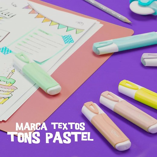 Dá para usar marca texto para fazer lettering, traços e preenchimentos? Claro! A linha de Marca Textos em Tons Pastel Maped serve tanto para grifar quanto para fazer os tons que faltavam na sua arte. https://bit.ly/2Zc6bGU #MarcaTextos #TonsPastel #Maped | Maped