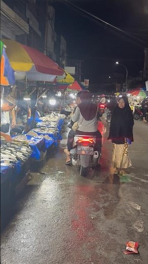 【魚が大量に並ぶインドネシア、スラウェシ島のマカッサルの夜市を歩く！】 #世界遺産 #インドネシア #スラウェシ #マカッサル #夜市 #魚市場 #市場 #夜 #原付 #東南アジア #sulawesi