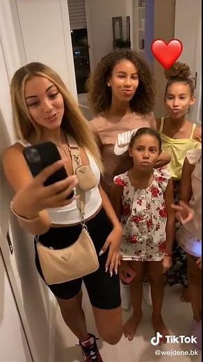 🚨 #WEJDENECHEZTOI ! ENVOYEZ MOI UNE ADRESSE NOM PRÉNOM !! ET DANS 1H JE SUIS CHEZ VOUS 😻⬇️ AVEC UNE SURPRISE !! TIC TAC 🚨 #WEJDENECHEZTOI #coco