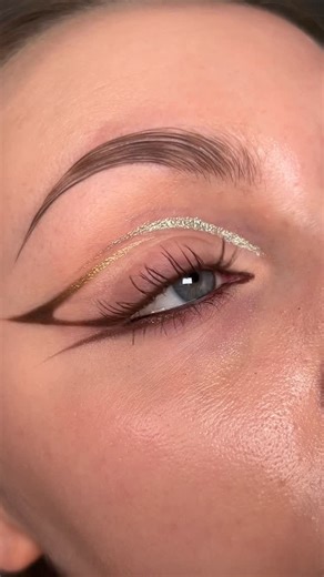 India Rose on Instagram: "mixed metals + brown mascara 滋⚜️ @morphebrushes 6-Pan Palette in Python Code @halfmagicbeauty Eyelectric Mascara in New Bombshell #morphepalette #editorialmakeup #graphicliner #mixedmetals"