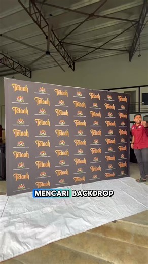 Ada yg tanya backdrop ni kain boleh tukar ke? Boleh guys, senang je nak buka nak pasang balik! Sebab backdrop ni sangat mudah nak bawa kemana2 & mudah nak pasang 🔥 Nak custom backdrop macam ni untuk event anda? Contact team kami sekarang! 🤩 Ada size : 8 x 8 kaki Rm990 8 x 10 kaki Rm1190 Berminat? Hubungi kami sekarang juga! Sabrina : 011 2627 7055 Mustafa : 010 841 7595 Syafiqah : 019 899 1808 Shaick : 019 396 2814 #ombakexclusive #printsemuakecualiduit #event #backdrop | OMBAK EXCLUSIVE
