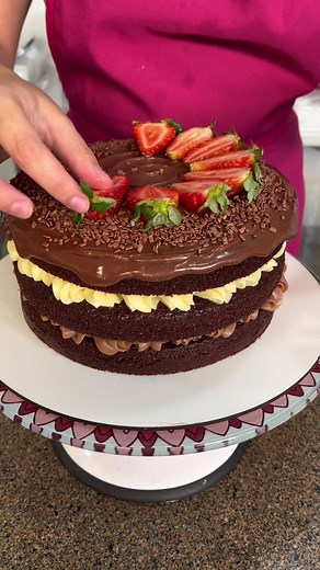 Vem decorar esse Naked Cake comigo! 🥰🍓 E me conta o que vocês acham dessa decoracão, pediriam um bolo desse ?? #bolo #bolosdecorados #bolos #bolodecorado #confeitaria #confeiteiratiktoker #confeiteira #fyp #fy #doce #doces #tiktok #foryou #empreendedorismofeminino #tiktok