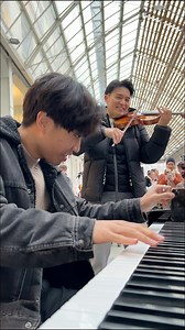 Wait for it ! I met one of the best violinist in the world, Ray Chen, in a train station 😱🔥 #piano #violin #publicreaction | Van Toan