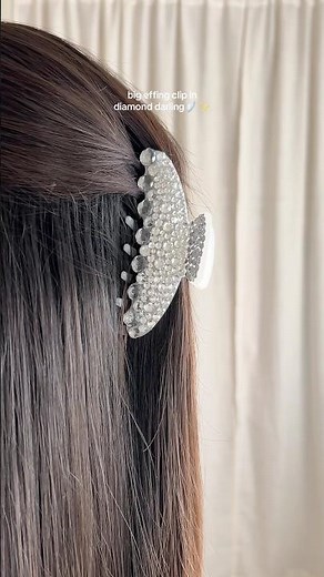 making the emi jay darling diamond hairclip 🪽✨ #emijay #emijayblindbox