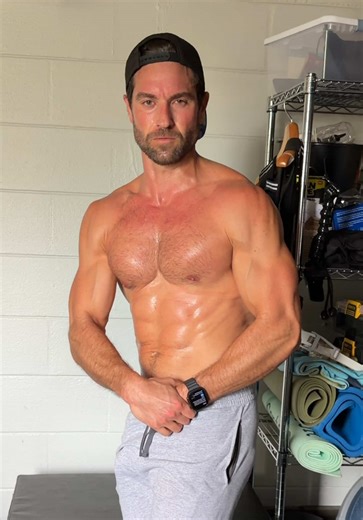 Strength starts where excuses end 🦾 Happy flex Friday and enjoy the weekend!