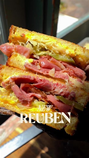 Our Reuben loaded with smoked Wagyu pastrami, pickles, sauerkraut, American cheese and hectic house sauce. 🙌🏻