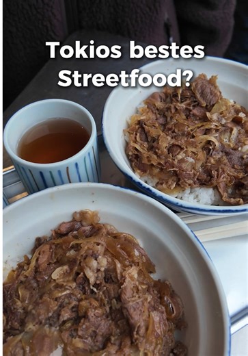 Mitten im berühmten Tsukiji Fischmarkt in Tokio gibt es einen kleinen Streetfood-Spot, der seit Jahrzehnten für ein Gericht bekannt ist. Bei Kitsuneya köchelt vorne im Laden ein riesiger Schmortopf, in dem Fleisch und Innereien stundenlang in einer kräftigen Misosauce geschmort werden. Serviert wird das Ganze als Donburi – also auf Reis. Früher war das vor allem ein günstiges Essen für die Marktarbeiter im Fischmarkt. Heute gehört es zu den bekanntesten Streetfood-Gerichten in Tokio. Wir mussten