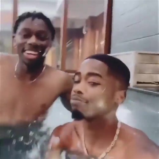 #pololo pololo Et le p'tit a grandi il veut la vie de luxe... 300 métres carré pour accrocher mon lustre. Suis perdue en amoure comme j'suis perdue dans mes chiffres.. J'ai toujours été payé mais j'ai pas d'fiche MHD 👑 #mhdfans2_0 #YAAAYE #SoutienaMHD❤️ | Mhdfans_2.0