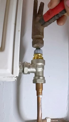 Matthew Marciniak on Instagram: "Radiator not working? This is how to fix your stuck trv pin! Hammer time! #plumbing #toolbag #properincopper #plumbingporn #plumber #heating #plumbingporn #copper #pipes #copper #tools #cleancopper #copper #handtools #tools #work #plumbproud #diy #howto"