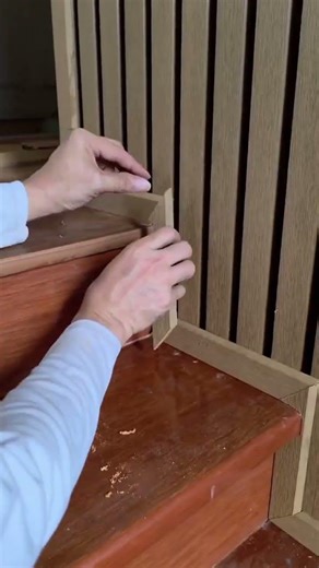 el proceso de instalación de madera en las esquinas de las escaleras #shorts
