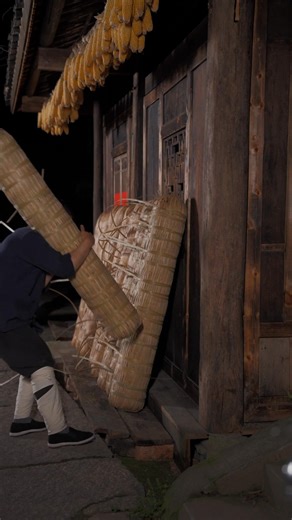 A column of a thousand taels of tea, half a volume of tea history. From the camel bells of Qing Dynasty merchants to the calls of intangible heritage master Gang Ye, Anhua Qianliang Tea preserves time in hundred-pound tea blocks, spanning centuries and earning the reputation of 'World Tea King.' #intangibleheritageguardian | Meng Liny Life