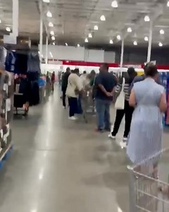 Costco Puerto Vallarta repitió la historia de cada año. 🚶‍♂️ Cientos de personas rodearon el edificio antes del amanecer. El objetivo de la multitud era claro y comestible: la tradicional bolsa de bollos. 🥖🎄 Los asistentes buscaban ansiosos este producto, el más demandado por el consumidor local durante las fiestas decembrinas. Las puertas se abrieron primero para los socios ejecutivos, quienes tuvieron la ventaja inicial en la carrera contra el desabasto matutino. Lee: https://tribunadelabah