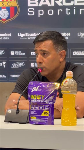 EXPLOTA DEL ENOJO ❌😡 || César Farías y su mensaje a un hincha que se metió con su nacionalidad ⚫️🟡“Estoy bravo, una porque se metieron con mi mamá, otra con mi hija, y otra con mi nacionalidad. Yo no vine aquí a robar, yo no entré por las fronteras, no puedo permitir que cualquier muchacho que cree que paga una entrada y me llame venezolano de mierda, eso no se lo voy a perdonar a nadie, de ahí que me digan mal DT está bien pero lo otro no lo acepto. “Tengo derecho como ser humano a poder reac