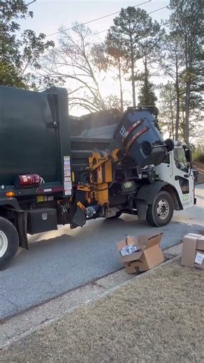 Mack New Way #automobile #wastemanagement #trucking #alabama #trashtrucks