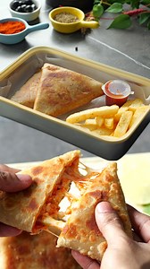 Triangle Pizza Paratha — a lunchbox winner and a cheesy delight! Crispy paratha filled with your favorite toppings and melted cheese. Perfect for kids and adults alike — lunch just got a tasty upgrade! #happycookingtoyou #foodfusion #araywahh pizzaparatha #lunchboxideas | Food Fusion