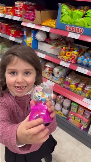 سنجاب هديه ياكل فستق😜😜