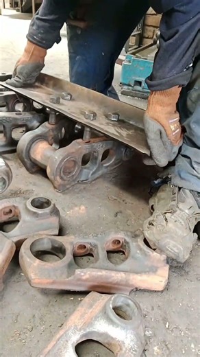 HOW TO FIT BLADES ON EXCAVATOR TRACK CHAIN LINK DURING REPAIR IN MECHANICAL WORKSHOP