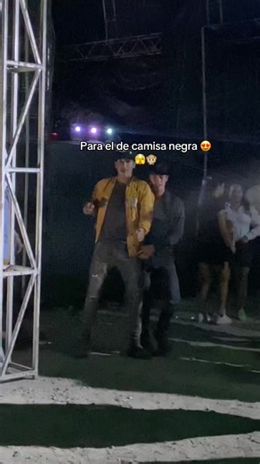 Hombre con Camisa Negra: ¿Quién es?