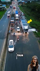 Pipa Bocor Bikin Jalanan Kacau, Tapi Lihat Apa yang Dilakukan Sopir Ini! Sebuah insiden terjadi di pinggir jalan ketika pipa air bocor dan menyemburkan air deras ke jalanan, membuat para pengendara motor kesulitan melintas. Namun, di tengah situasi tersebut, seorang sopir truk menunjukkan kebaikan hatinya dengan menghentikan truknya untuk menahan aliran air, sehingga pengendara bisa melewati jalan dengan lebih aman. Tindakan sederhana yang penuh makna! Mari berikan apresiasi untuk sang sopir tru