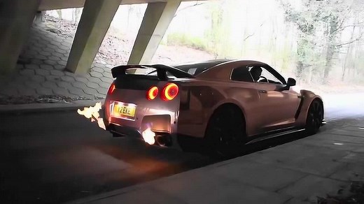 当引擎响起的那一刻，让你知道什么是真正的超跑！喷火GTR