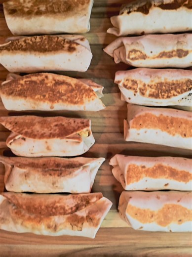 Sausage and Egg Breakfast Burritos for one of my meal preps this week. This low carb (5g net carbs), high protein breakfast took all of 20 minutes to make and there is enough for 5 days. Add cheese if you can eat dairy! Ingredients Per Serving: (2) - Carb Balance Tortillas (2) - Medium Eggs, Scrambled (4)tbsp -Egg Whites, Scrambled (2) - @Jimmy Dean Turkey Sausage Patties #mealprepping #macrofriendlyrecipe #breakfastideas #fatloss #lowcarb