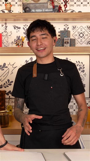 Omar Chaparro cocinando montados en Chef en Proceso
