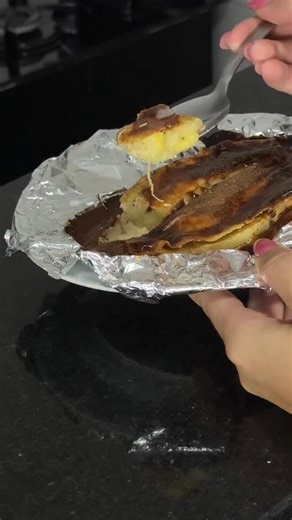 EVELYN NOGUEIRA | treino, dicas e lifestyle on Instagram: "🍌 Banana Split Proteica (versão fitness!) 🍫 Quando bate a vontade de doce, eu escolho algo que mata a vontade e ainda entrega proteína 💪✨ Essa banana split proteica é perfeita pra pós-treino, lanche ou sobremesa sem culpa 😍 Fácil, rápida e ideal pra quem quer ganhar massa sem sair da dieta. Salva essa receita e testa hoje 🤍 #bananasplitproteica #docefitness #doceproteico #receitafitness #sobremesafitness #fitdessert #docesfit #recei