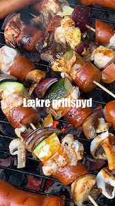 Lækre grillspyd 🍖🔥 Inspiration til grillmaden? Her får du opskriften på de lækreste grillspyd 🍖🫑 Det skal du bruge: 🛒 1 squash 1 rødløg 1 pakke champignon 2 kyllingebryster 2 frankfurterpølser 6-8 grillspyd (husk❗️ at lægge dem i vand i 2-3 timer inden brug) Sådan gør du: 👨🏼‍🍳 Skær grøntsagerne og kødet i mellemstore tern og sæt dem på spyddene. Grill spyddene i 5-10 min, afhængigt af hvilken grill du bruger. Server med dit yndlingstilbehør til grillmad 🥗🍗 Alt, hvad du behøver, finder 