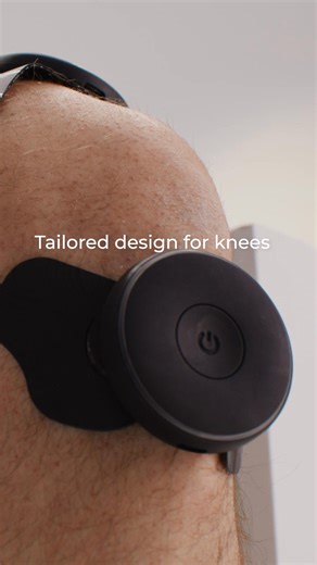 The Chirp Halo Knee Pads work with the Halo Wireless Muscle Stimulator to strengthen your quads and help block pain signals from the tendons around your knee. So you can move freely, train confidently, and recover faster. ✨ | Chirp