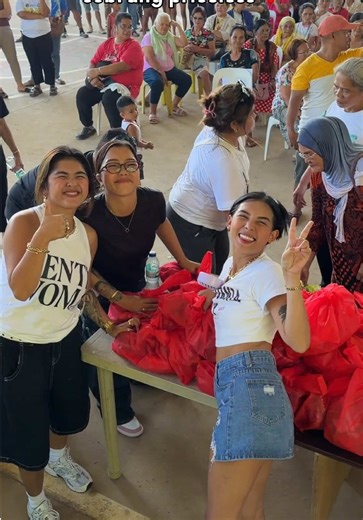 Almost 300 ang nbgyan natin ng BIGAS at GROCERY ❤️ Sa panahon ng krisis ntin ngyon, Tayo tayo nalang din ang magtutulongan! Alam kng mhirap to sa mga riders/drivers ntin yung nangyyaring krisis ngyon at pgtaas ng gasolina, pero alam nyo na. Di lg basta gasolina yung nagsimahalan, kung ano ano na. Kaya isa sa priority ko/namin ang mga SENIORS na or mga NANAY at TATAY na. Kasi alam nating di na nila kayang magtrabaho pa talaga, Kasi di na kya ng mga ktawan nila. Kaya, sana po makatulong ito sa iny