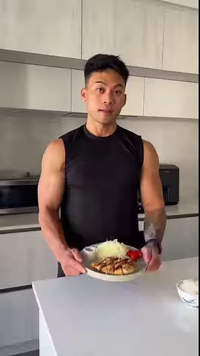 23K views · 431 reactions | ❌ STOP DOING FACEPULLS LIKE THIS ❌ The face pull is an amazing exercise to target your rear delts, upper + mid back, and traps  BUT depending on how you perform your face pulls you can either bias the back + traps more OR your rear delts more. If you want this exercise to target the rear delts effectively try pulling to the TOP of your head rather than pulling low to your chin. Save this video so you can refer back to this! | Eric A. Chang | Facebook