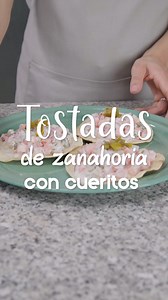 Esta semana festeja las fiestas patrias y tu sé quien sorprenda en las reuniones con con nuestra deliciosa receta de ensalada de zanahoria con cueritos, 🤩 un platillo fresco e ideal para compartir. ¡A todos les encantará! 💚🤍❤️ 🛒 Ingredientes: -400g de Zanahoria La Huerta previamente descongelada -200 a 300g de cueritos de cerdo encurtidos picados -2 piezas de jitomate picado -1/2 cebolla morada picada (o al gusto) -2 cucharadas de cilantro picado Al gusto chiles en vinagre picados -1/2 taza 