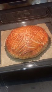 11K views · 531 reactions | A very traditional almond frangipane pie called the king’s cake « la galette des roi » eaten in France on the 6th of January to celebrate the epiphany of Jesus but that’s not the reason why I’ve made them, I’ve made them because they’re really good. @caremepastry #speltpuffpastry | Manu Feildel | Facebook