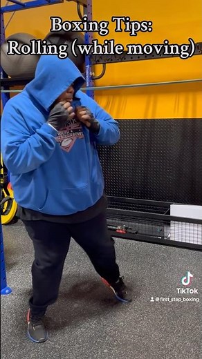 Boxing Tips: Rolling (while moving) #boxing #boxingstrategy #1ststepboxing #boxingtips